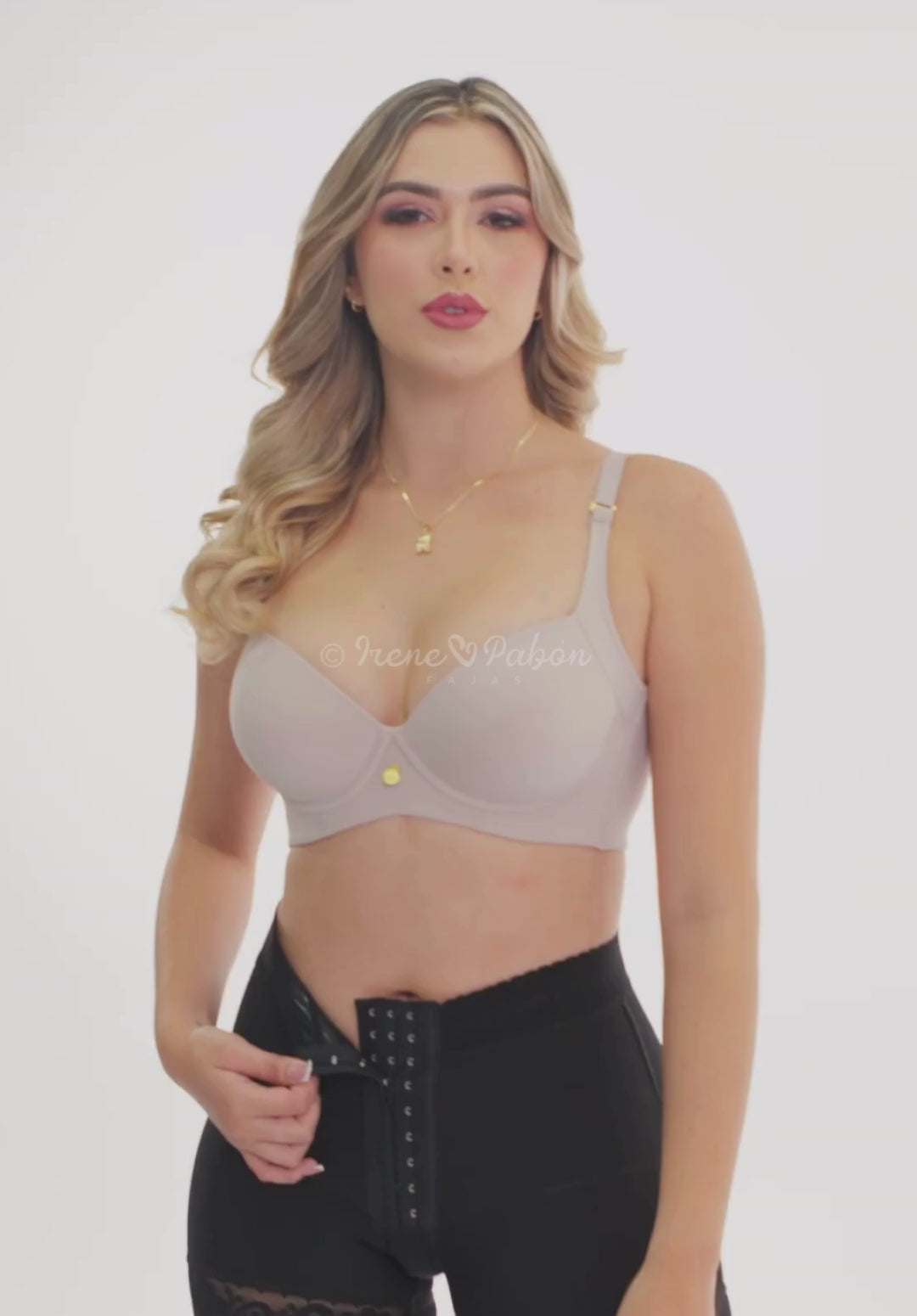 SHORT LEVANTA COLA INVISIBLE CON BROCHES